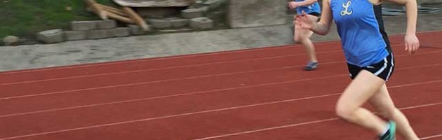 image of young woman running using hip flexor